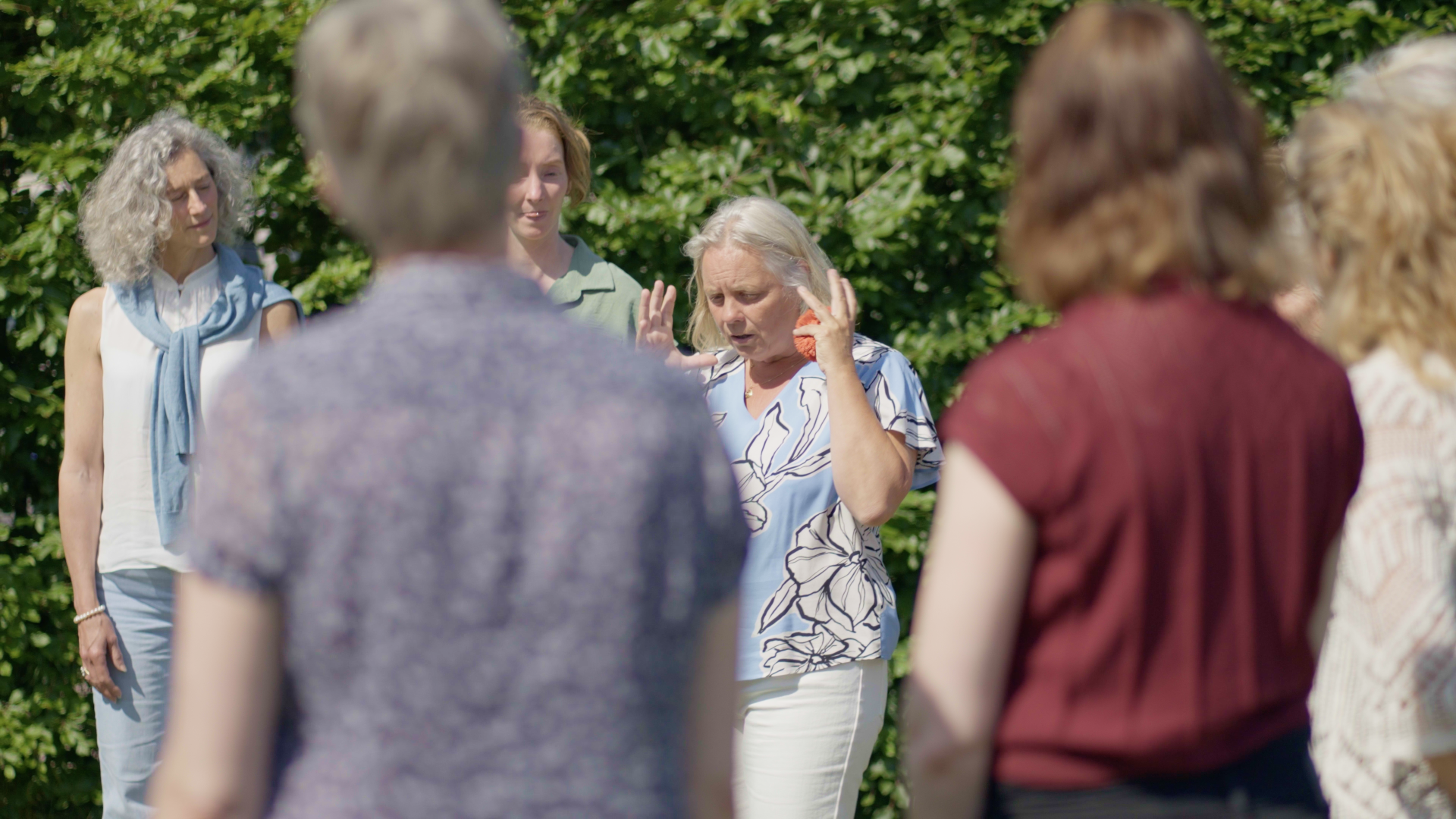 Samen op weg met VolZicht tijdens de live dag Groep VolZicht-deelnemers in gesprek tijdens de live dag, samen op weg naar natuurlijk beter zien