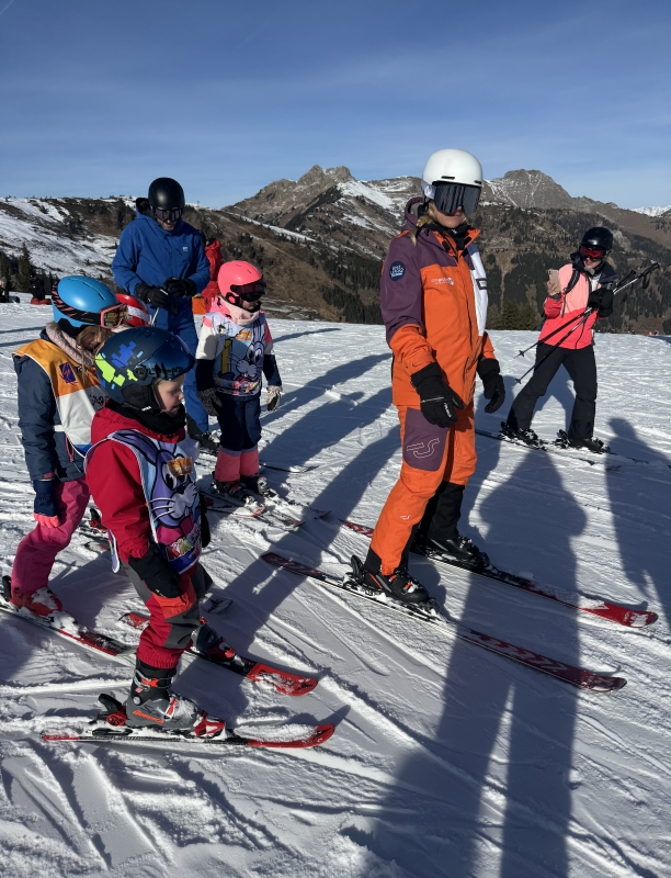 Bewust kiezen voor wat nu klopt in je leven Vrouw in de bergen in Oostenrijk die kiest voor rust en een nieuwe levensfase