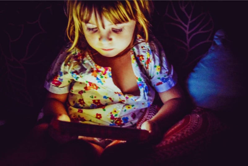 kind en scherm bijziendheid door schermgebruik