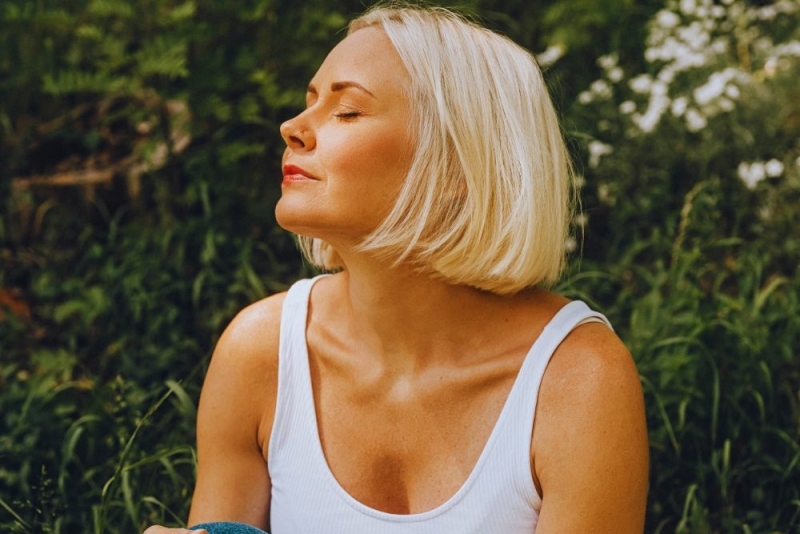 ogen ontspannen vrouw ontspant haar ogen buiten – oefeningen voor natuurlijk beter zien