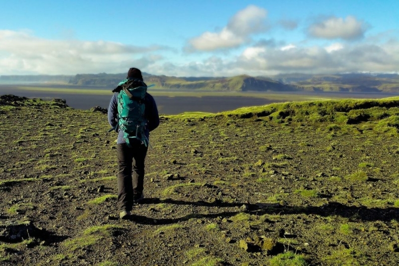 wandelen vrouw wandelt buiten – tips om ogen te ontspannen en bijziendheid natuurlijk te verbeteren