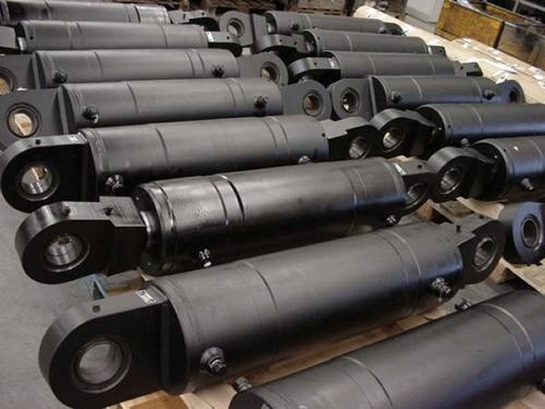 Rij hydraulische cilinders klaar voor levering, geproduceerd via partnerfabrikanten van van Oirschot Product Bemiddeling voor industriële toepassingen.