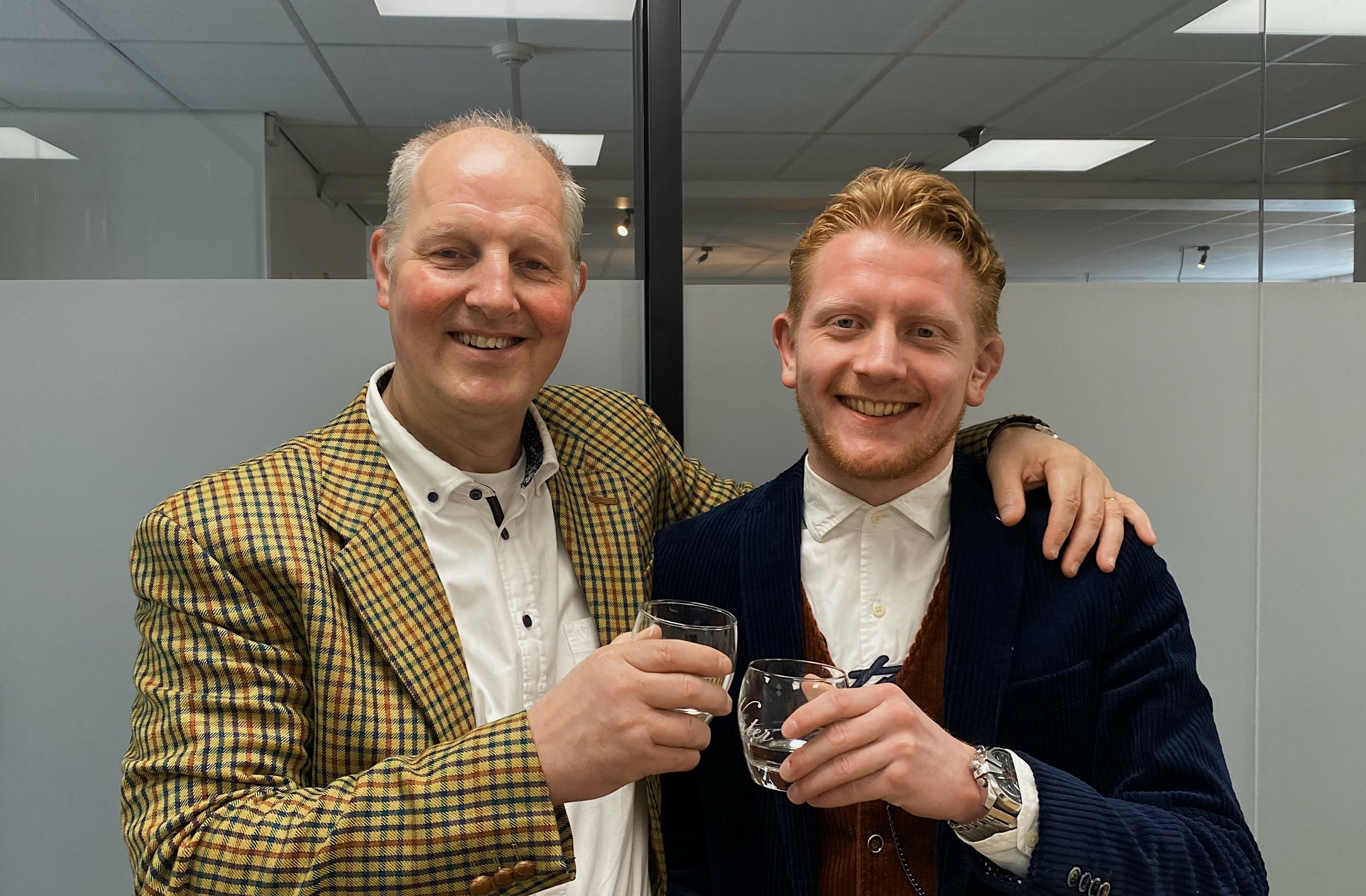 Arjan en Job van Oirschot proosten samen in een persoonlijk moment; een uitnodiging om vrijblijvend kennis te maken met van Oirschot Product Bemiddeling.