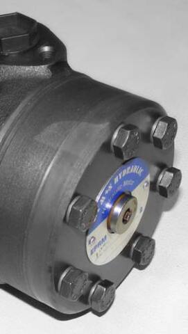 Close-up van een hoogkoppel hydraulische rijmotor, ontworpen voor krachtige aandrijving in industriële en mobiele machines via van Oirschot Product Bemiddeling.