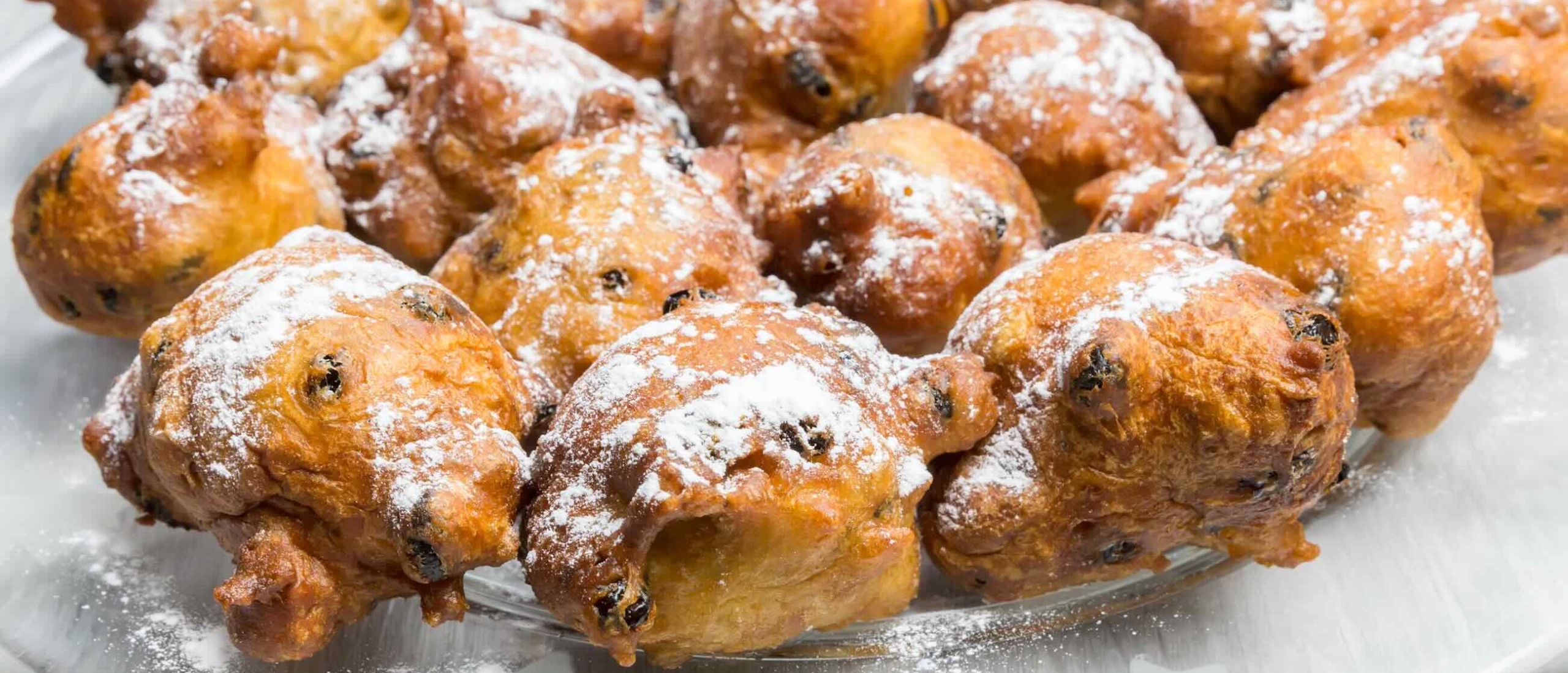 Oude oliebollen opwarmen? Met dit geheim houd je ze knapperig!