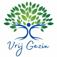 Vrij Gezin helpt ondernemende ouders met meer rust, energie en tijd, zodat werk, gezinsleven en thuisonderwijs in balans komen. vrij gezin logo 1