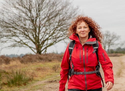 Wandelvrouw wandelen en afvallen