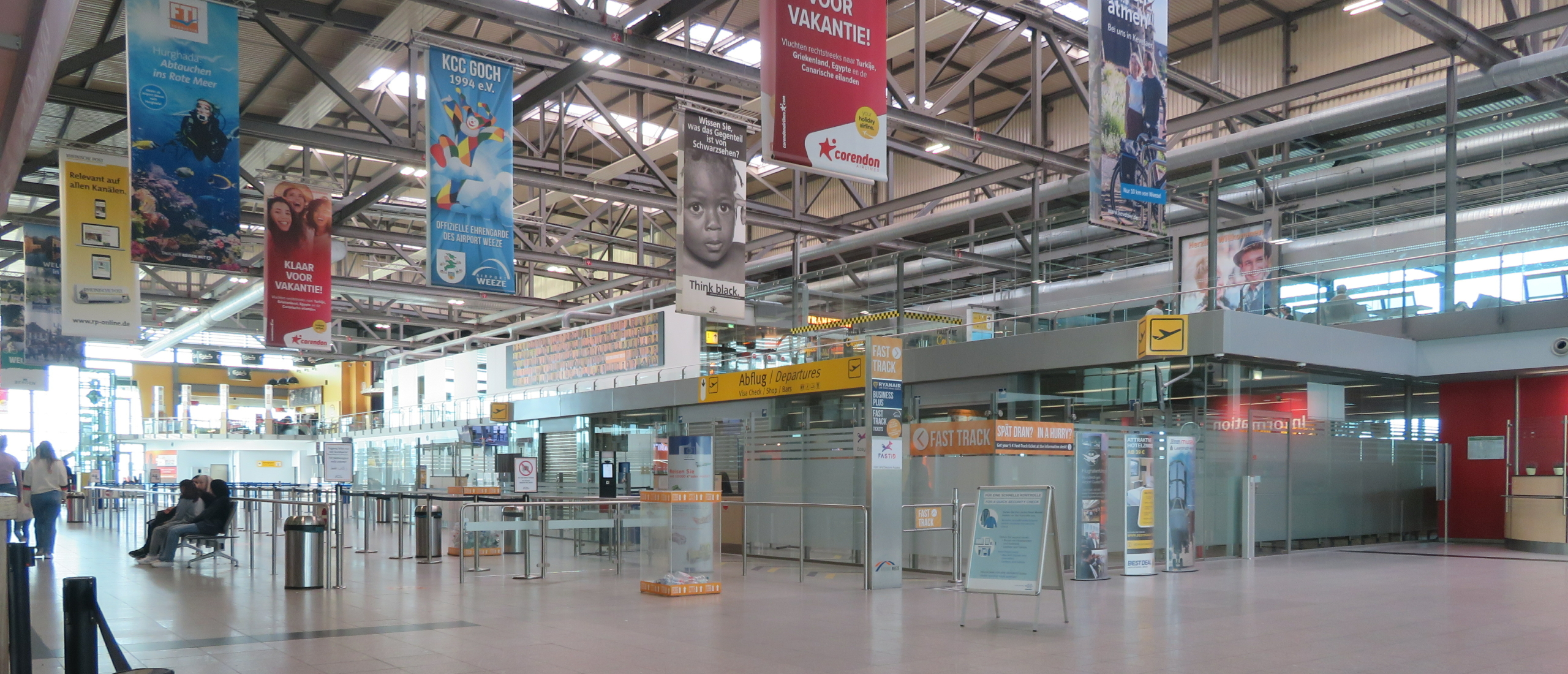 Wat zijn de grootste verschillen tussen Düsseldorf Airport en Airport Weeze?