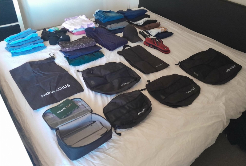 beste-packing-cubes-nomadius-op-bed-uitgestald