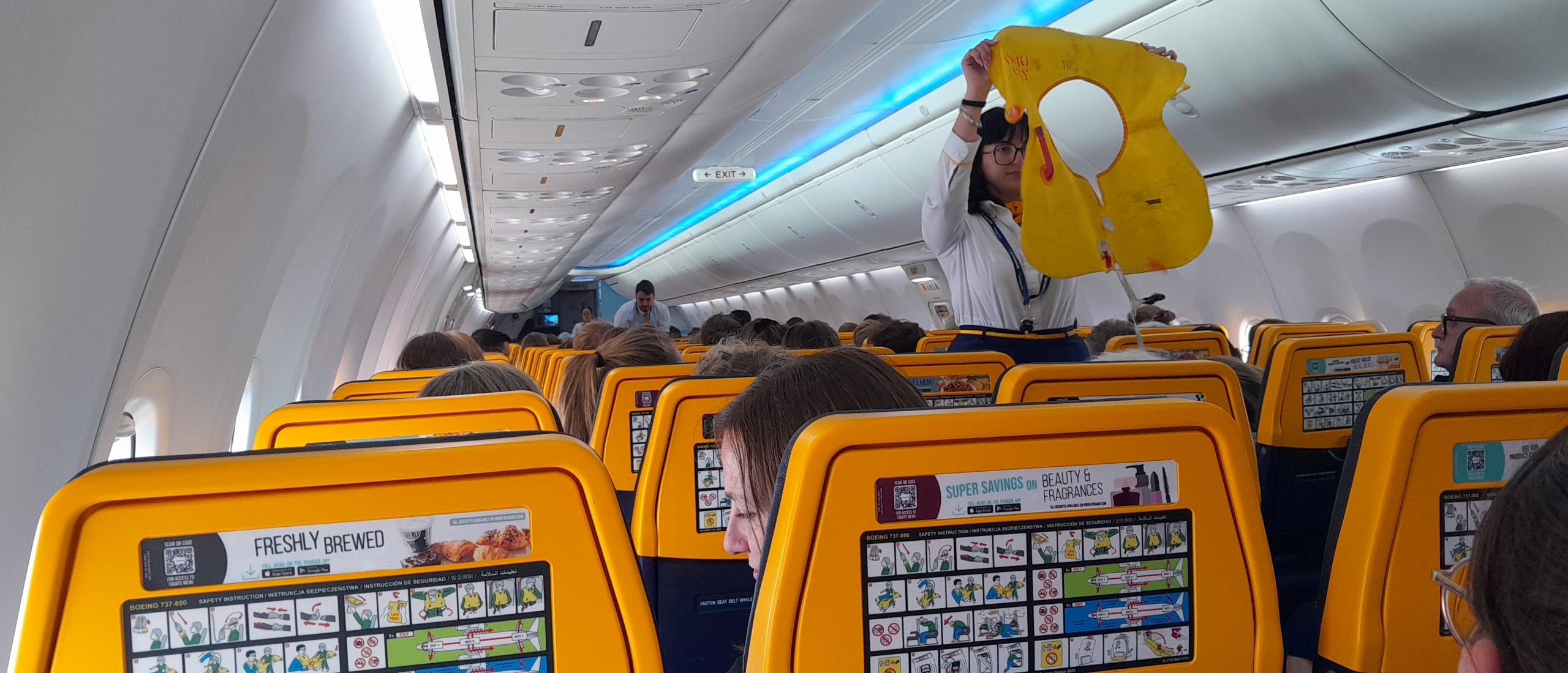 beste-plekken-vliegtuig-ryanair-stoelen-en-stewardes-safety-check beste-plekken-vliegtuig-ryanair-stoelen-en-stewardes-safety-check