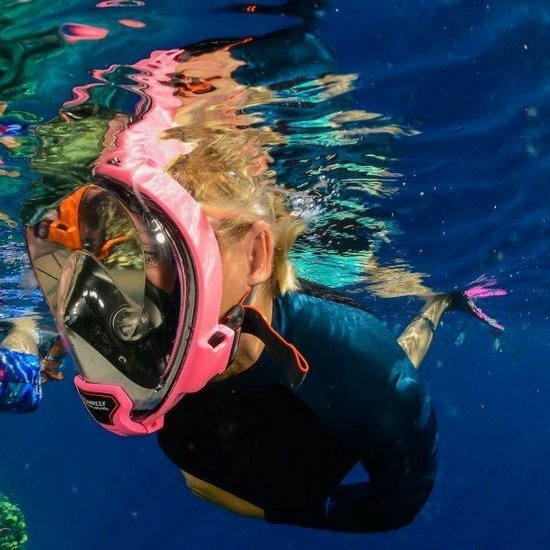beste-snorkelmaskers-ocean-reef-snorkelmasker-aria-qr-roze-onder-water