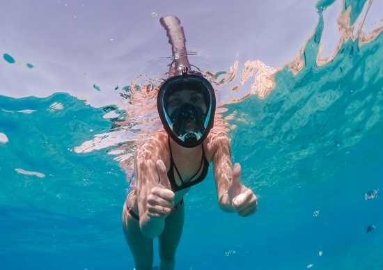 beste-snorkelmaskers-travelhawk-full-face-snorkelmasker-zwart-zee-vrouw-1