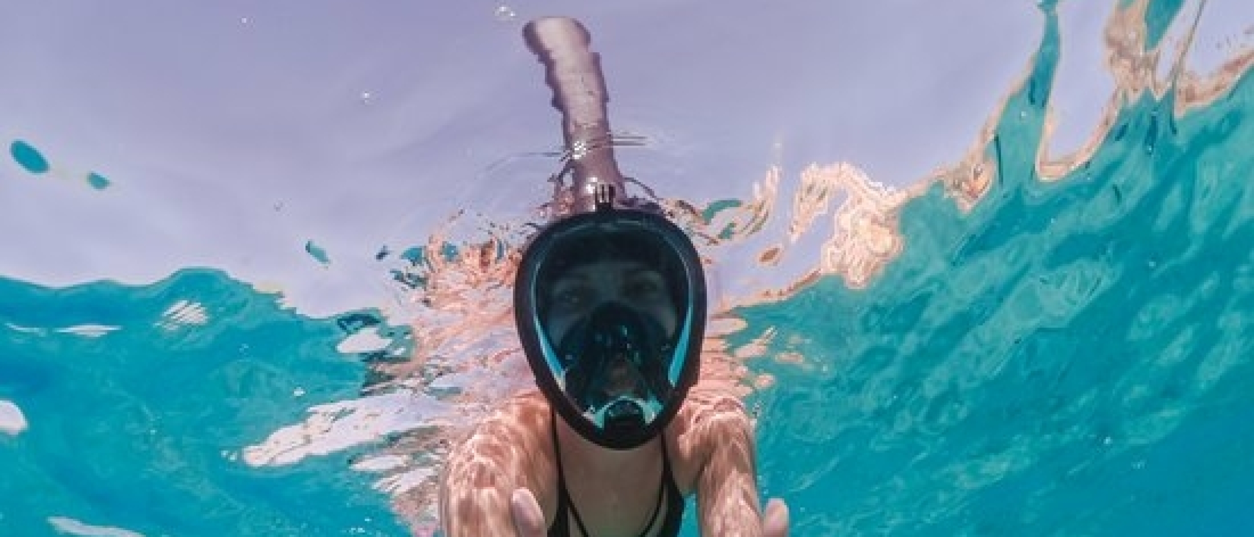 beste-snorkelmaskers-travelhawk-full-face-snorkelmasker-zwart-zee-vrouw