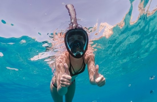 beste-snorkelmaskers-travelhawk-full-face-snorkelmasker-zwart-zee-vrouw