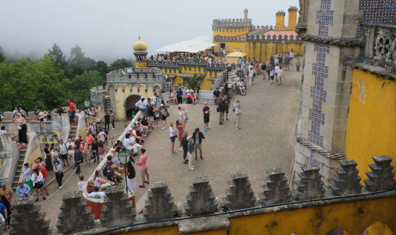 bezienswaardigheden-sintra-pena-paleis-veel-toeristen