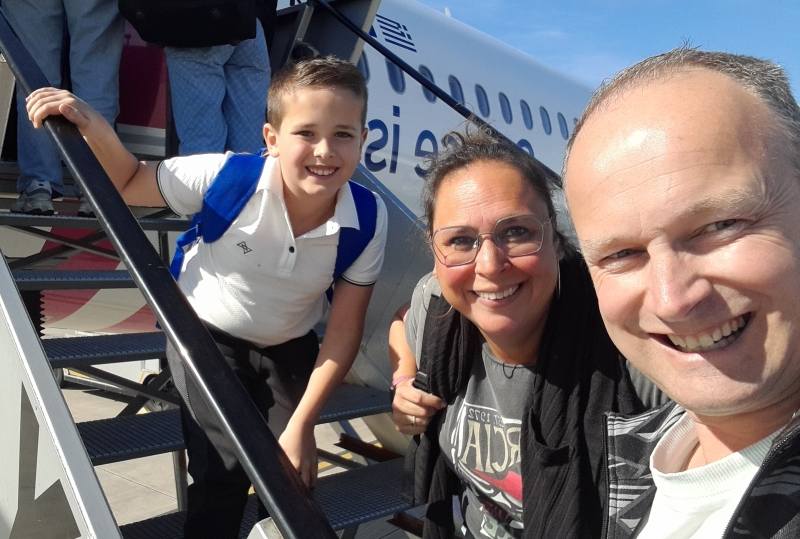 blue-bay-resort-rhodos-review-gezin-instappen-vliegtuig blue-bay-resort-rhodos-review-gezin-instappen-vliegtuig