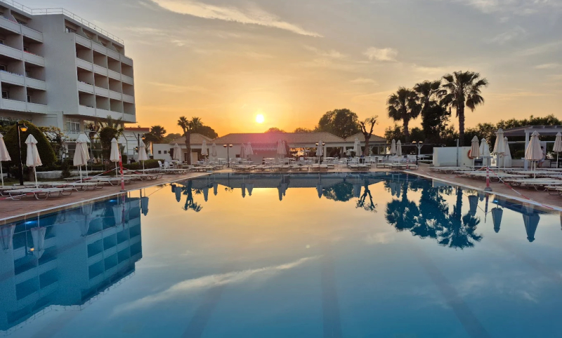 blue-bay-resort-rhodos-review-grote-zwembad blue-bay-resort-rhodos-review-grote-zwembad