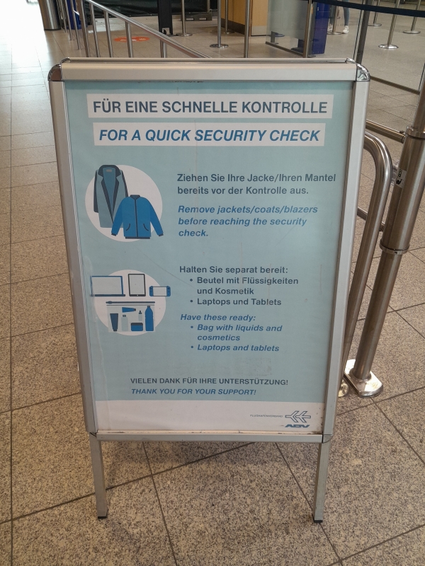 bord-airport-weeze-snel-door-security-check