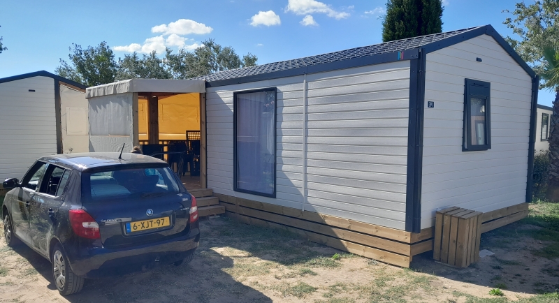 camping-la-cote-des-roses-in-zuid-frankrijk-chalet