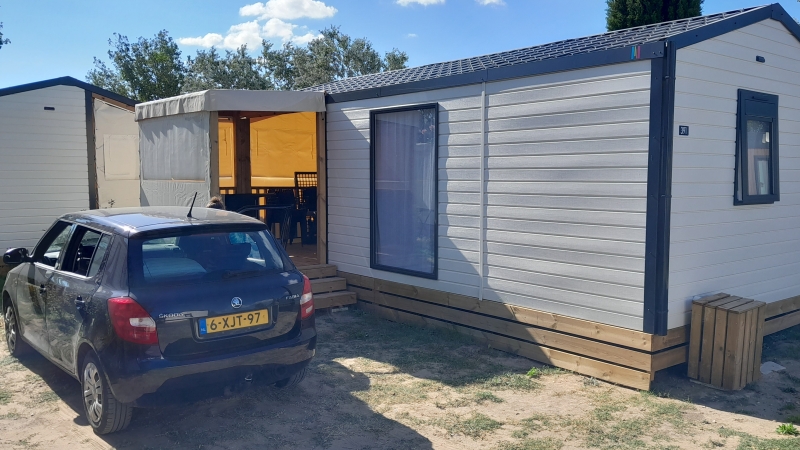 camping-la-cote-des-roses-in-zuid-frankrijk-chalet