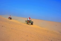 goedkope-vakantie-hurghada-quad-rijden-woestijn