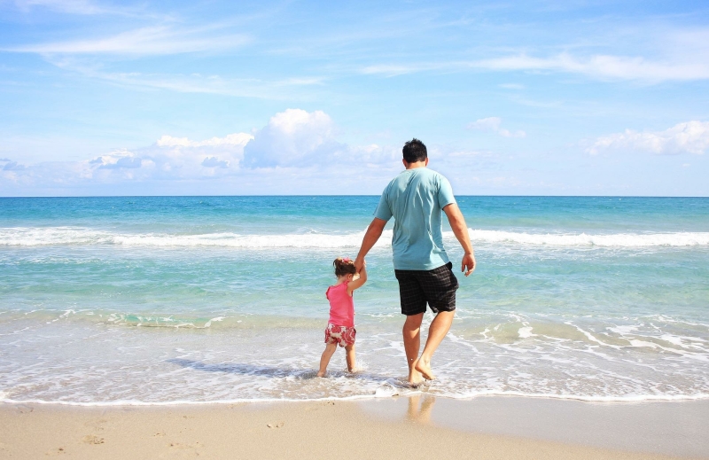 goedkope-vakantie-vader-dochter-strand