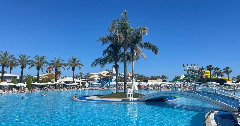 herfstvakantie-zonnige-bestemmingen-antalya-turkije-zwembad
