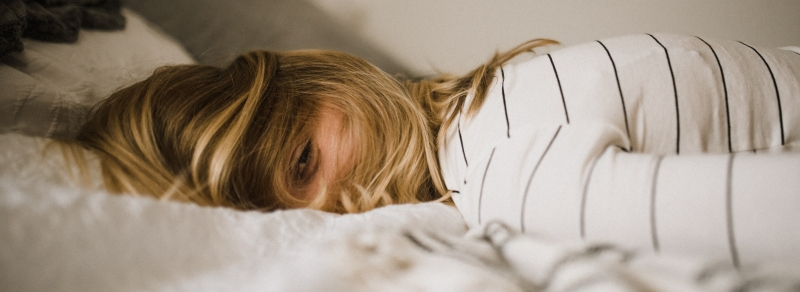 jetlag-voorkomen-tips-slapen-vrouw-1