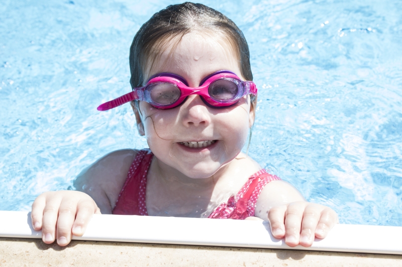 kindvriendelijke-hotels-aan-de-costa-brava-zwembad-meisje