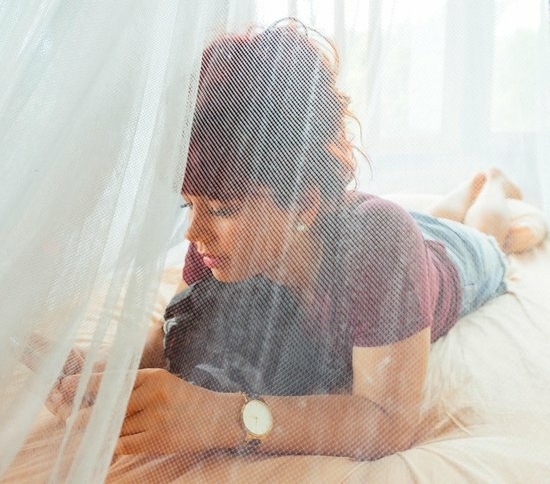 lichtgewicht-klamboe-van-universal-backpackers-vrouw-in-bed