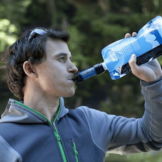 sawyer-waterfilter-mini-man-drinkt
