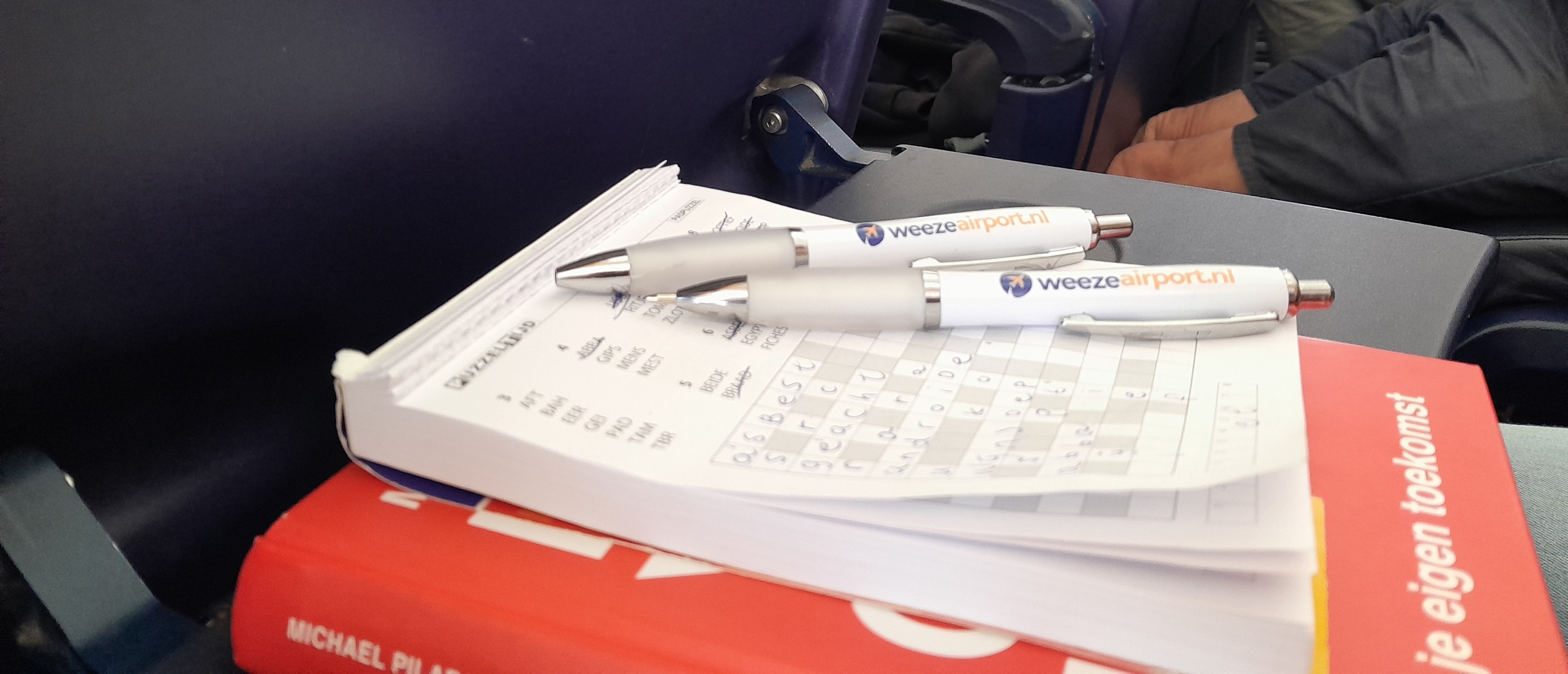 speelgoed-voor-in-het-vliegtuig-puzzelboekje-en-leesboek