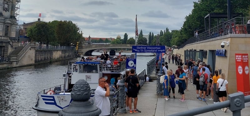 stedentrip-berlijn-watertaxi-toeristen