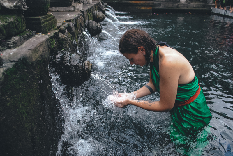 tirta-empul-ubud-bali-cleaning-ritueel