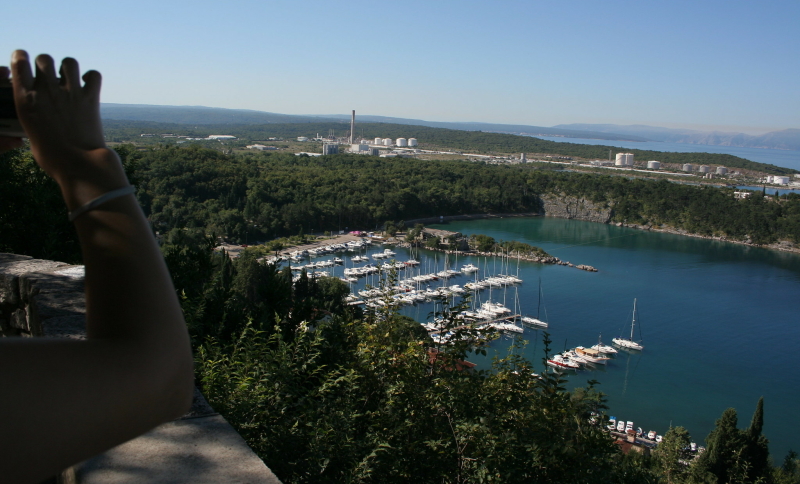 vakantie-eiland-krk-bezienswaardigheden-omisalj-dorpje