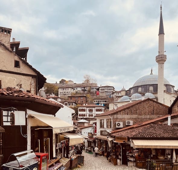 van-weeze-naar-sarajevo-straten-minaret-sarajevo van-weeze-naar-sarajevo-straten-minaret-sarajevo