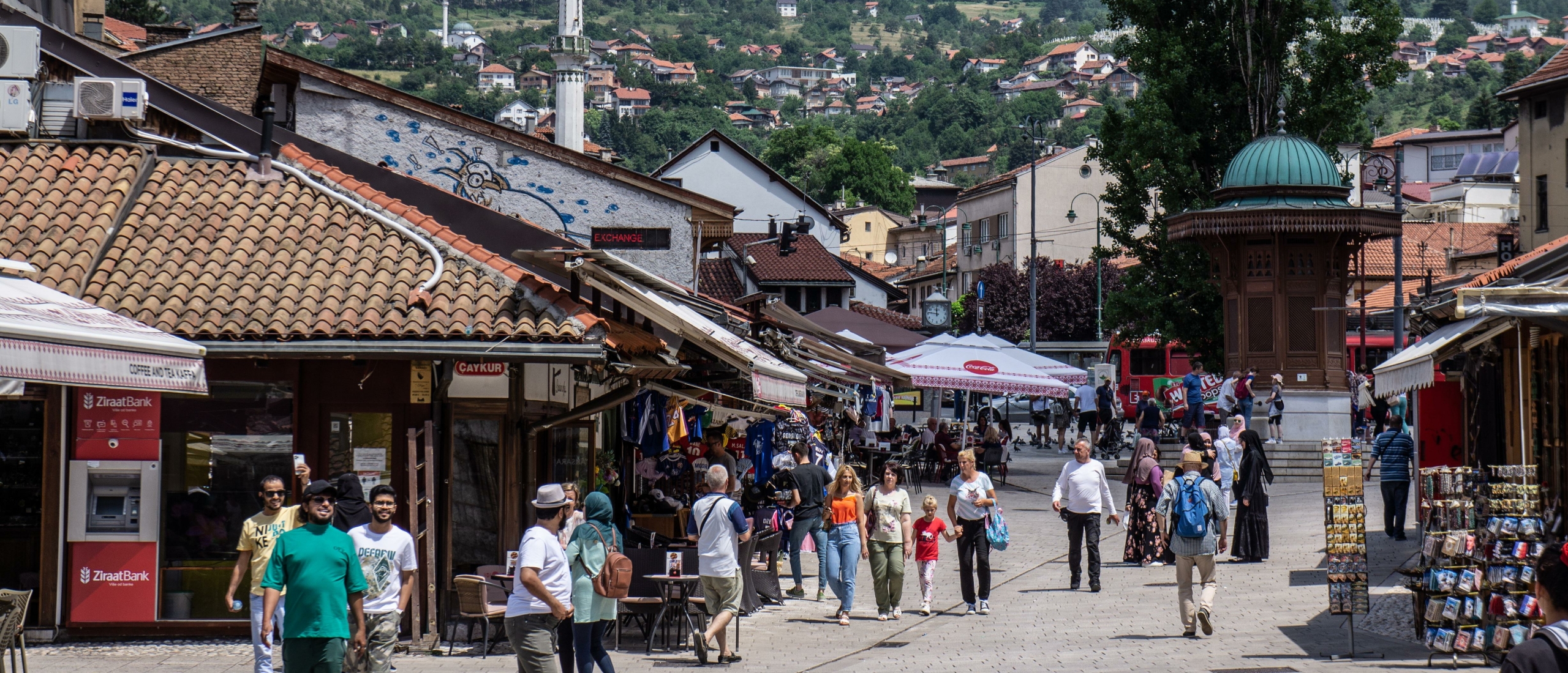 van-weeze-naar-sarajevo-straten-minaret-sarajevo-bosnie