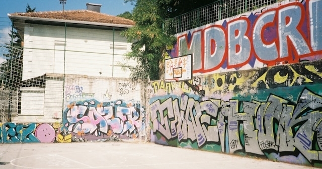 van-weeze-naar-sarajevo-street-art-sarajevo van-weeze-naar-sarajevo-street-art-sarajevo