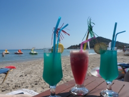 van-weeze-naar-zakynthos-strand-cocktail