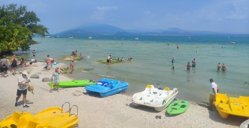 waar-ligt-het-gardameer-in-italie-strand-water-bergen