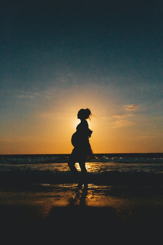 zwanger-op-vakantie-ondergaande-zon