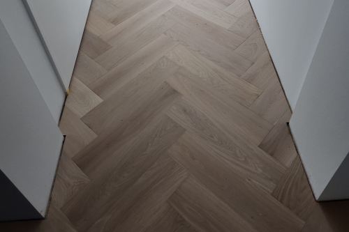 Multiplank eiken visgraat geschuurd In vele kleuren te behandelen