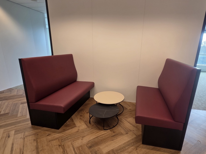 Bankjes en tafels op kantoor