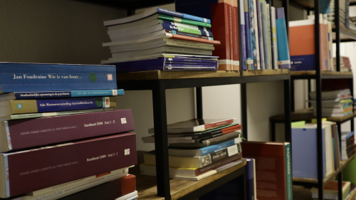 Boekenkast op de gang