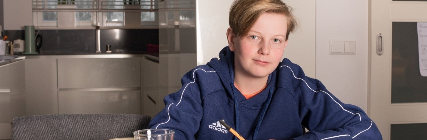 jongen maakt ieptoets jongen maakt ieptoets