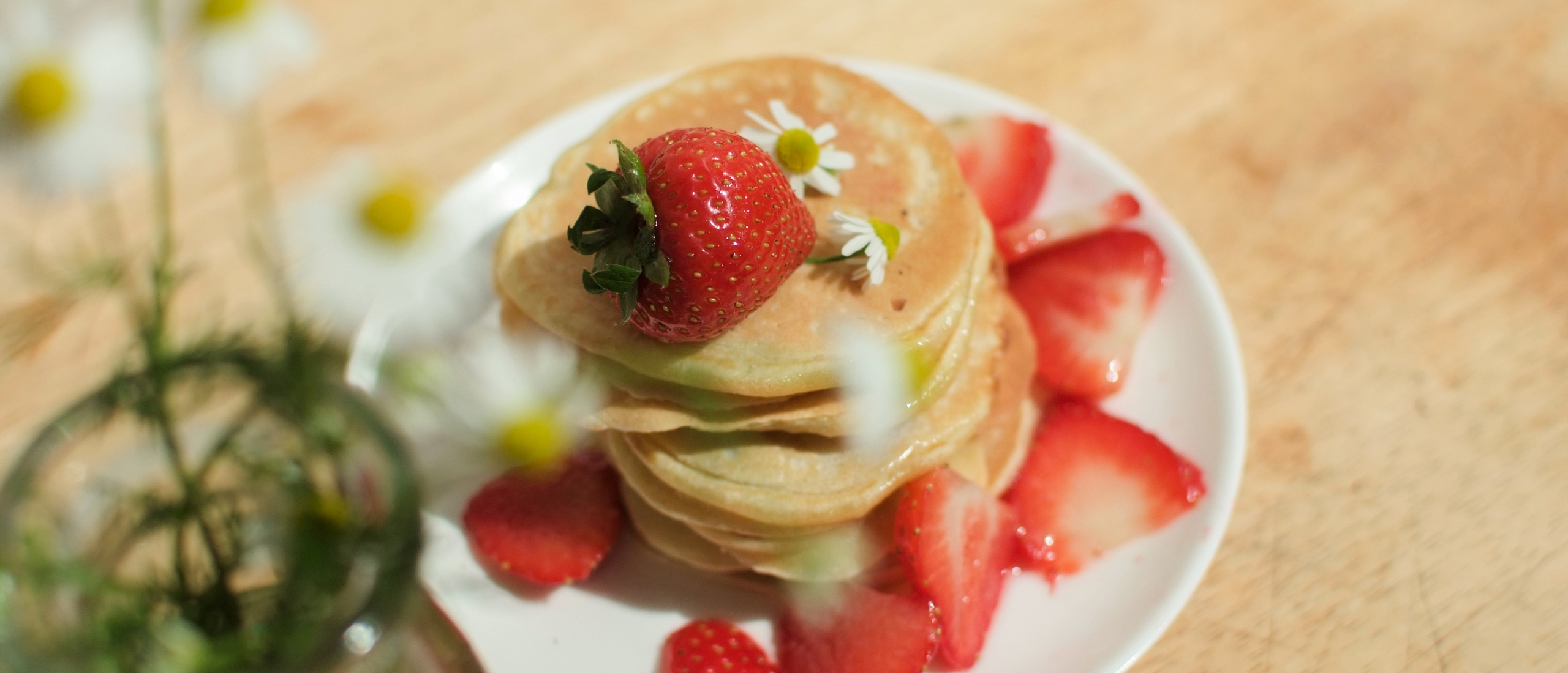 Recept: kamillepannenkoekjes met aardbeien en kamillesiroop