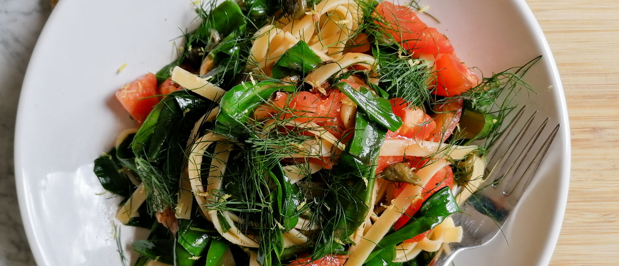 Recept: Linguine met lamsoor, tomaat, kappertjes, venkeltoppen, knoflook en citroen
