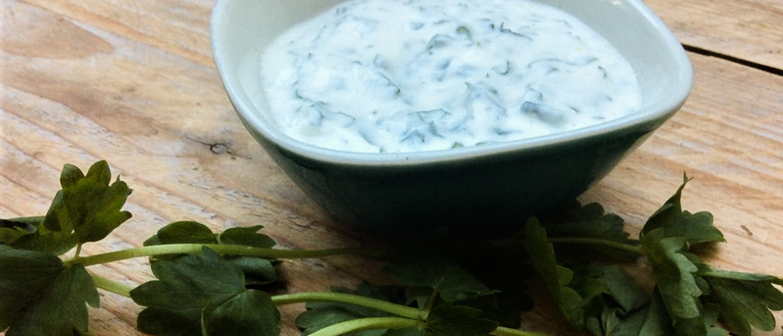 Recept: Frisse yoghurtdip met pimpernel