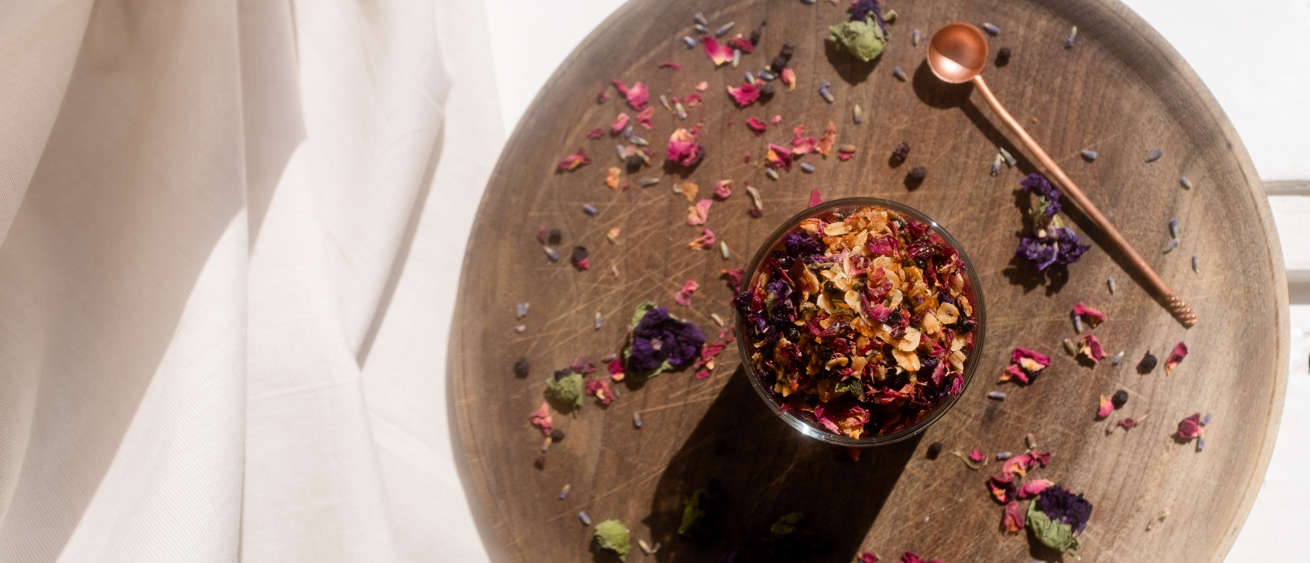 Recept: rozengranola en blauwe bes-haver-chia pudding