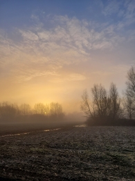 mooie winterse lucht boven veld